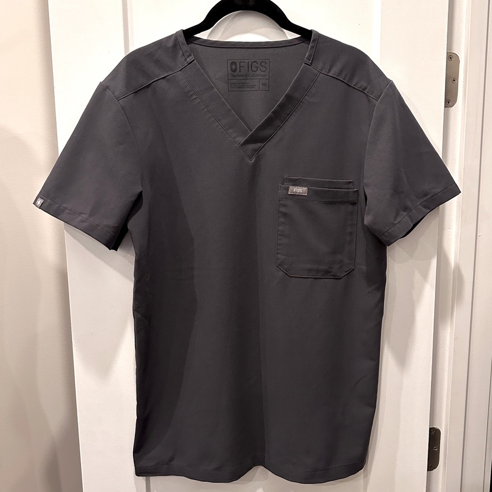Figs Men's Charcoal Leon Three Pocket Scrub Top